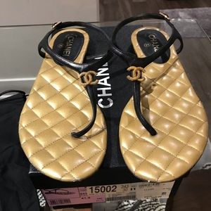 CHANEL THONGS LAMBSKIN SANDALS. BLACK / GOLD SOLES